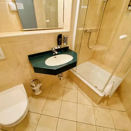 Doppelzimmer Buffet, Direkt Am Alten Strom Apartment Rostock